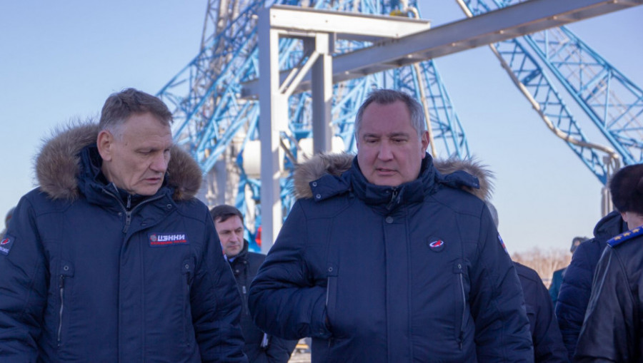 Дмитрий Рогозин (справа) на космодроме &quot;Восточный&quot;.