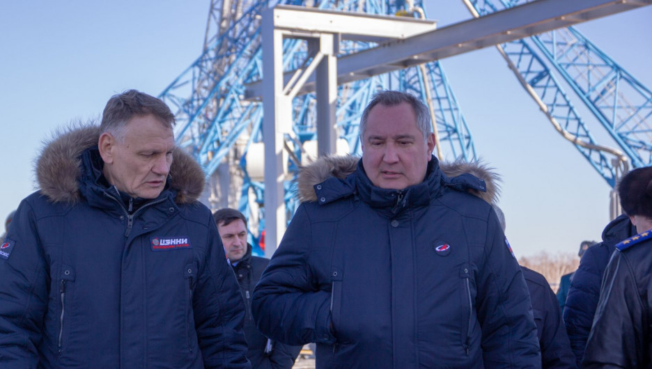 Дмитрий Рогозин (справа) на космодроме "Восточный".