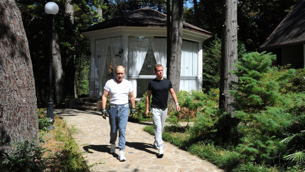 Владимир Путин и Дмитрий Медведев в резиденции "Бочаров ручей", 2015 год.