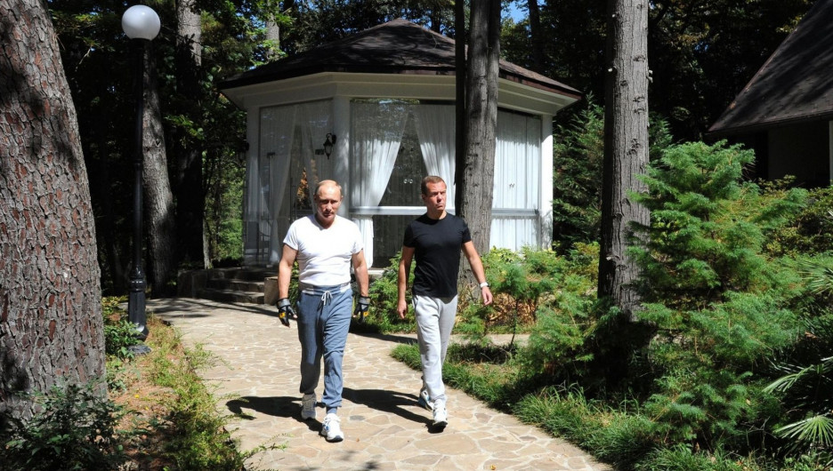 На электромобиле у своих резиденций часто катается Путин