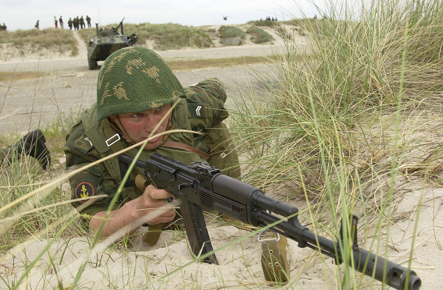 Российский морской пехотинец на манёврах БАЛТФОР-2003
