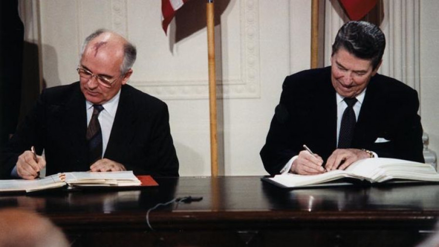 Горбачев и Рейган подписывают Договор о РСМД