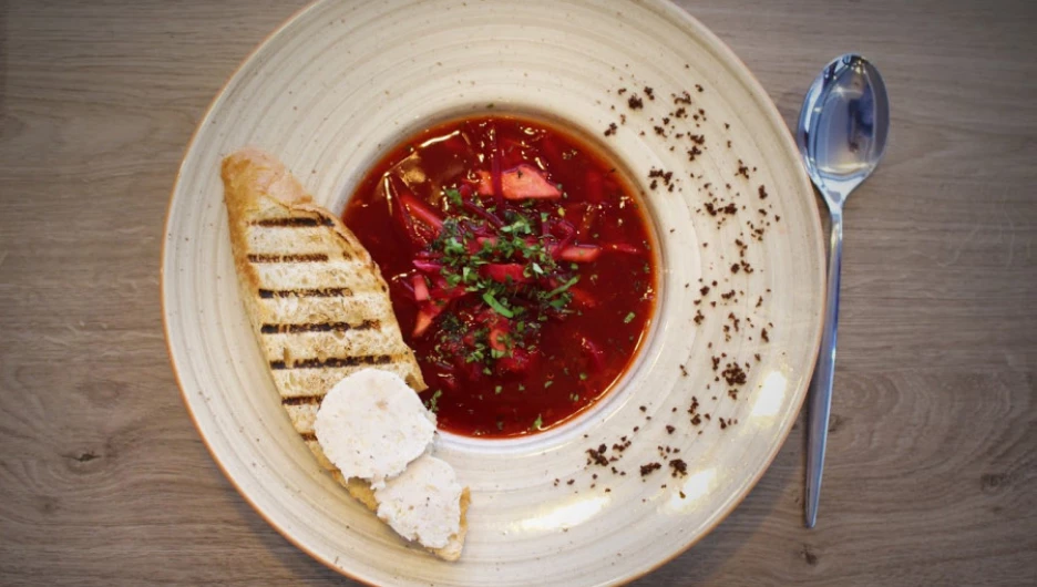 Насыщенный борщ с багетом и «крафтовым» салом.