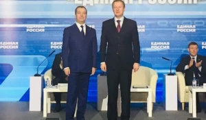 Дмитрий Медведев и Виктор Томенко на съезде "Единой России".