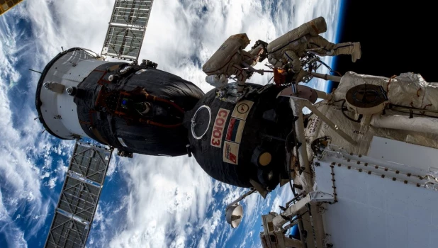 Космонавты работают в открытом космосе.