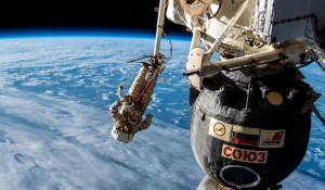 Космонавты работают в открытом космосе.