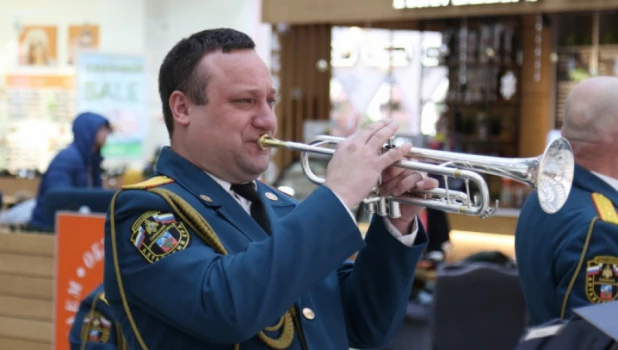 Оркестр МЧС выступил в торговом центре.