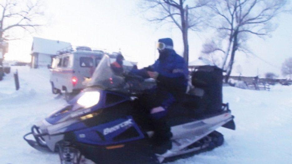 Спасатели нашли пропавшего барнаульца, уехавшего кататься по окрестностям села на снегоходе. 