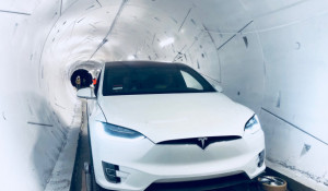 Автомобиль в туннеле Илона Маска.