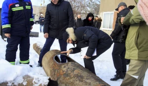 Одна из труб, которая еще недавно проходила под землей.