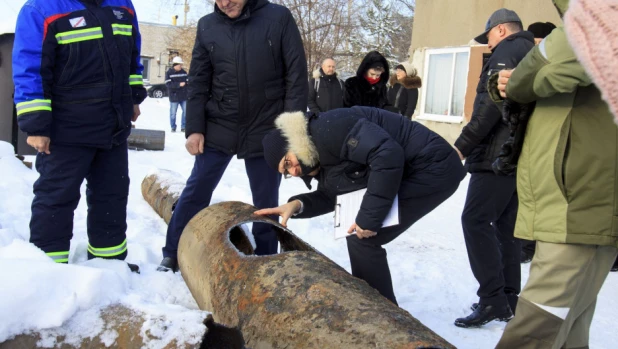 Одна из труб, которая еще недавно проходила под землей.