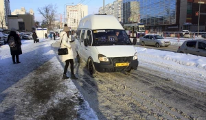 Лед на остановках, общественный транспорт в Барнауле