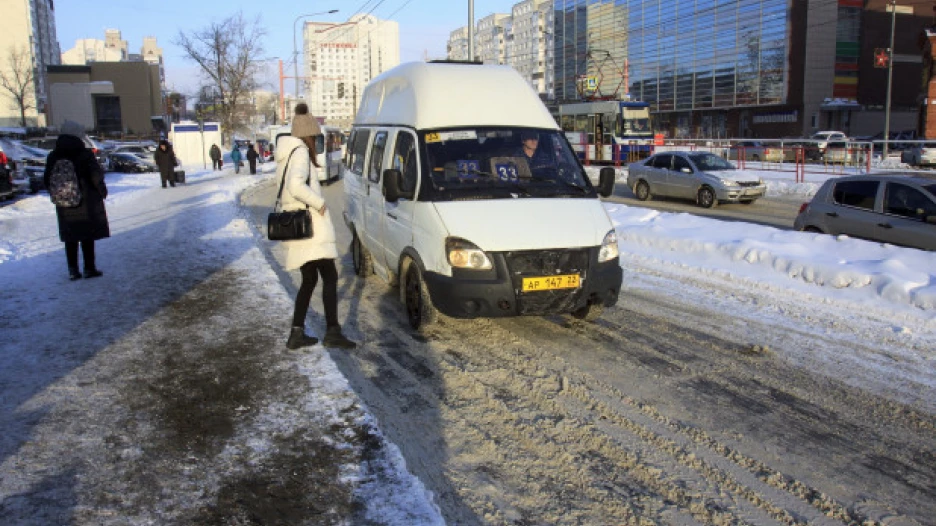 Лед на остановках, общественный транспорт в Барнауле