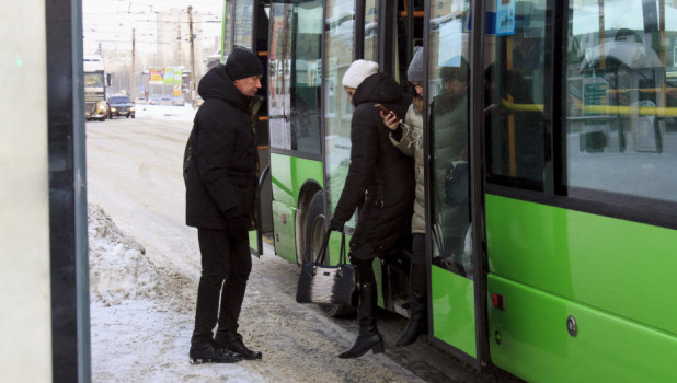 Лед на остановках, общественный транспорт в Барнауле