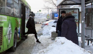 Лед на остановках, общественный транспорт в Барнауле
