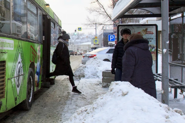 Лед на остановках, общественный транспорт в Барнауле