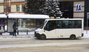 Лед на остановках, общественный транспорт в Барнауле
