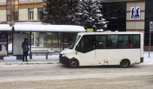 Лед на остановках, общественный транспорт в Барнауле