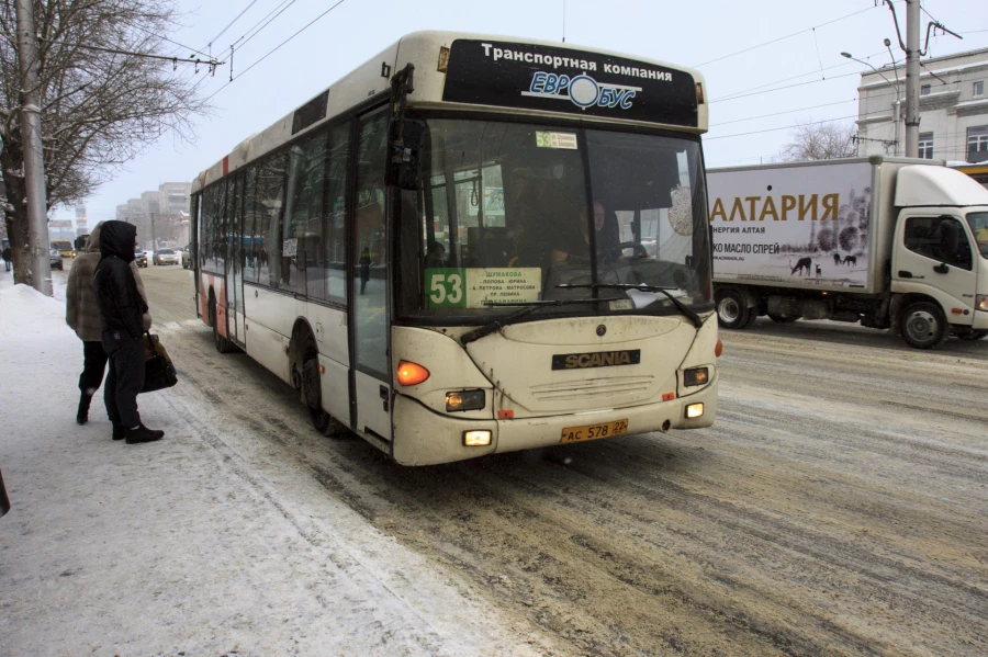 Лед на остановках, общественный транспорт в Барнауле