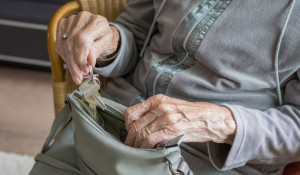 Пожилая женщина, пенсия, ключи.