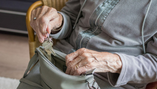 Пожилая женщина, пенсия, ключи.