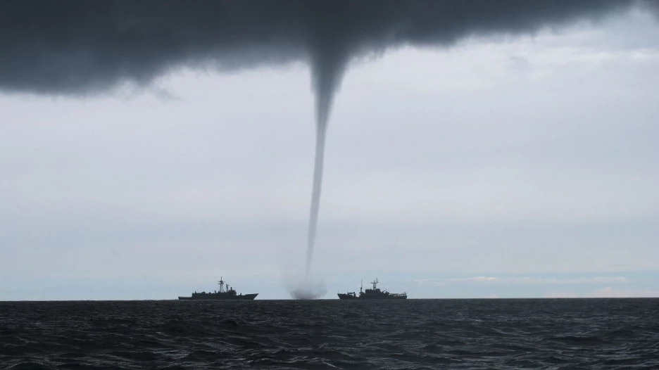 Море, шторм, торнадо.