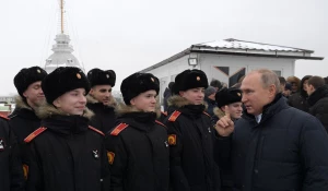 В ходе посещения Петропавловской крепости. С воспитанниками суворовского военного училища.