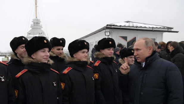 В ходе посещения Петропавловской крепости. С воспитанниками суворовского военного училища.