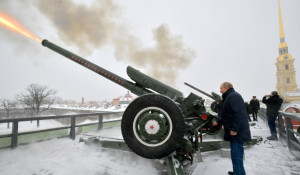 В Петропавловской крепости Владимир Путин произвёл традиционный полуденный выстрел из пушки.