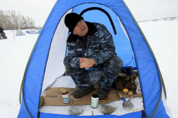 Зимняя рыбалка на Оби в Барнауле 