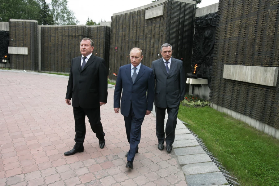 Владимир Путин, Анатолий Квашнин и Александр Карлин на барнаульском Мемориале Славы в 2009 году.