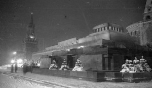 Мавзолей и Спасская башня зимней ночью, 1938 год