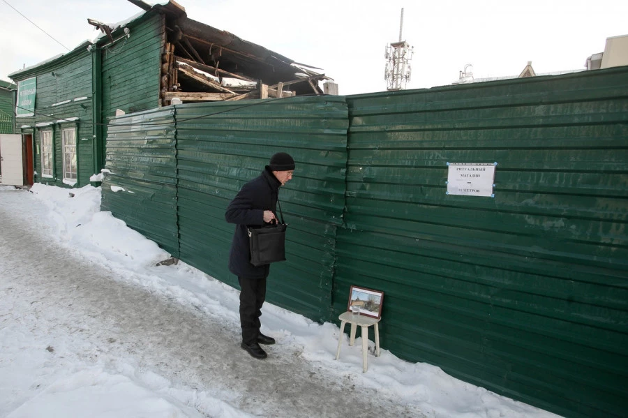 В Барнауле провели поминки по сгоревшей конторе купца Морозова. 21 января 2019 года.