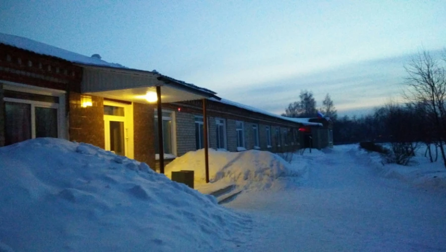 Здание начальной школы в Сибирских Огнях.