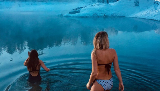 Девушки купаются зимой в Голубых озерах.