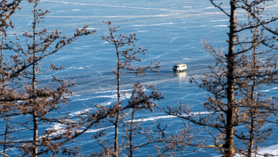 На льду Байкала заблудились 14 человек