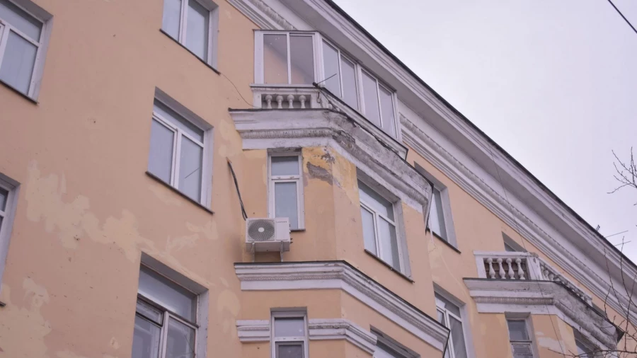 С барнаульских фасадов снова осыпается штукатурка. Февраль 2019 года. С барнаульских фасадов снова осыпается штукатурка. Февраль 2019 года.
