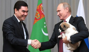 Президент Туркменистана Гурбангулы Бердымухамедов подарил Владимиру Путину щенка алабая.