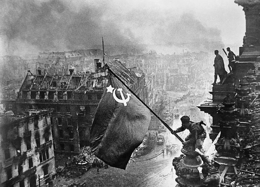 Алтайские коммунисты требуют шире использовать копии Знамени Победы 9 мая
