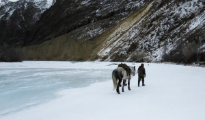 Сотрудники Сайлюгемского национального парка во время экспедиции по учетам снежного барса. Горный Алтай, февраль 2019 года.