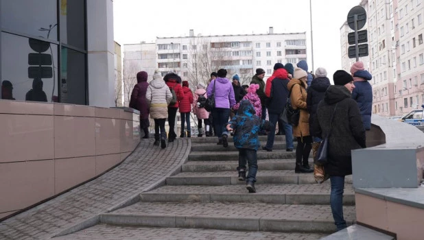 Эвакуация людей из ТРЦ "Воскресенье". 