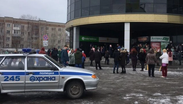 Эвакуация людей из ТРЦ "Воскресенье". 