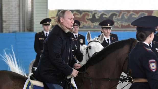 Владимир Путин на коне. 