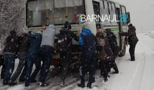 Барнаульцы толкают автобус.