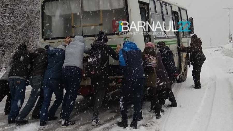 Барнаульцы толкают автобус.