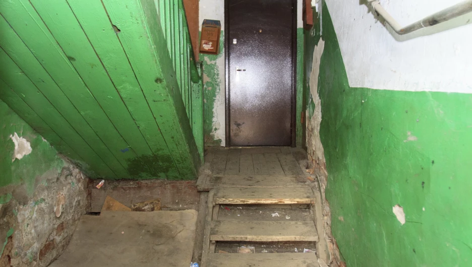 Аварийный дом на ул. Петра Сухова, 83 в Барнауле.