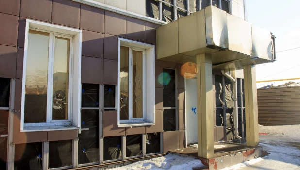 бывший магазин "Угринич" давно оккупировали бомжи и пьяницы 