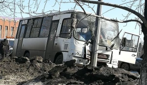 Автобус врезался в столб в Барнауле.