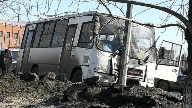 Автобус врезался в столб в Барнауле.