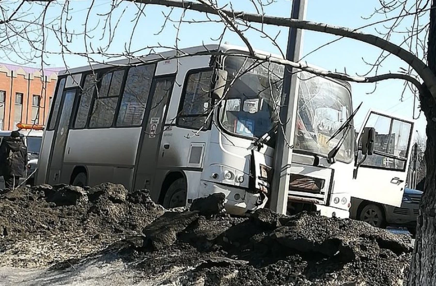 Автобус врезался в столб в Барнауле.